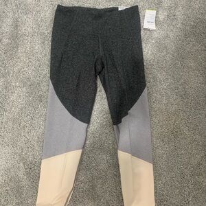 Old Navy Charcoal and Cream womens Leggings large with Tshirt top is medium
